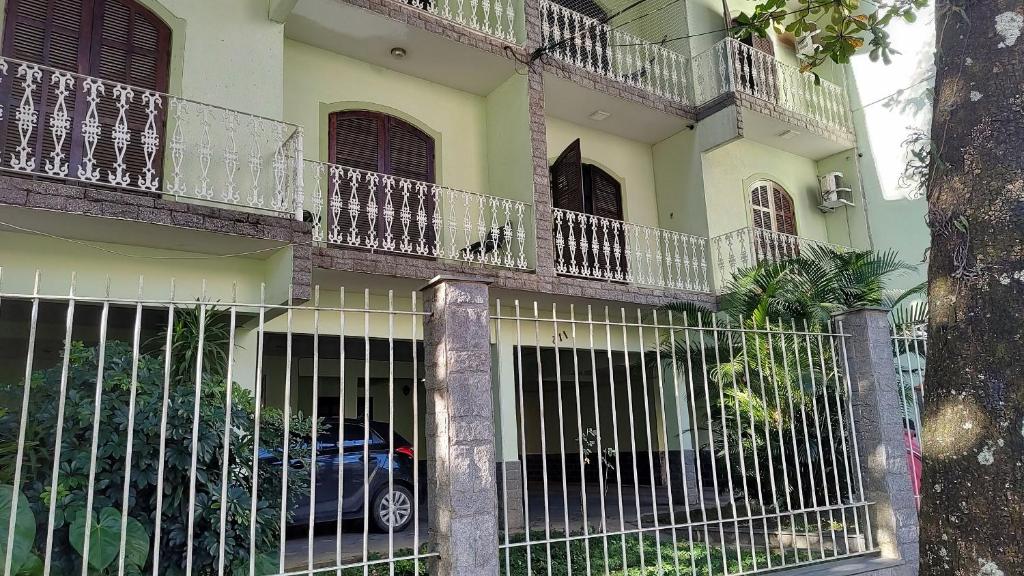 um edifício com uma cerca em frente em Apartamento ótimo padrão volta redonda em Volta Redonda
