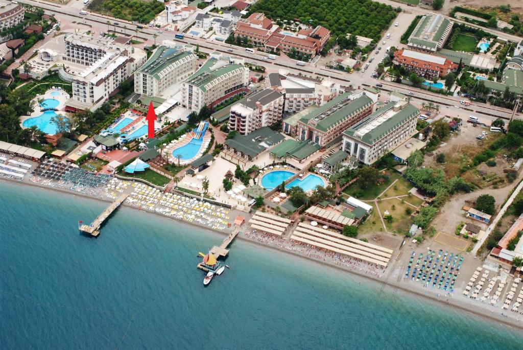 ケメルにあるLims Bona Dea Beach Hotelのマリーナ付き市街の空中ビュー