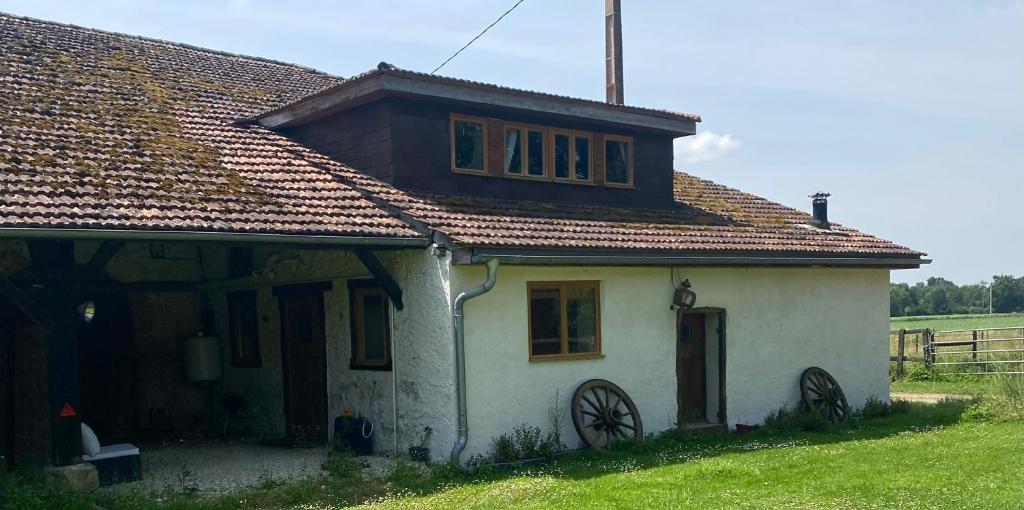 ein kleines weißes Haus mit braunem Dach in der Unterkunft Gîte Bidallon in Saint-Michel-Saint-Jaymes