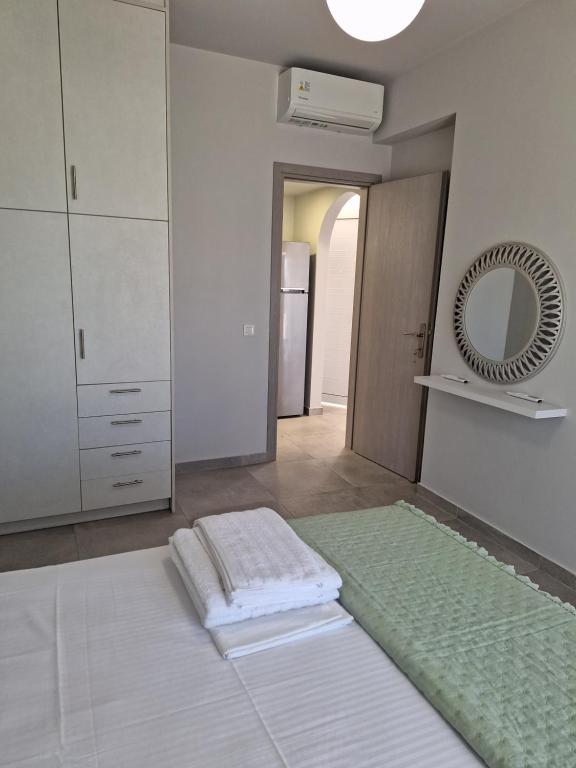 Postel nebo postele na pokoji v ubytování Dionysia Suites