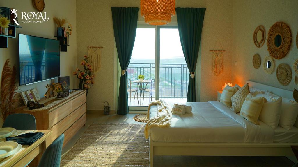 Postel nebo postele na pokoji v ubytování Yas Island Retreat Boho Chic Studio Apartment with Pool