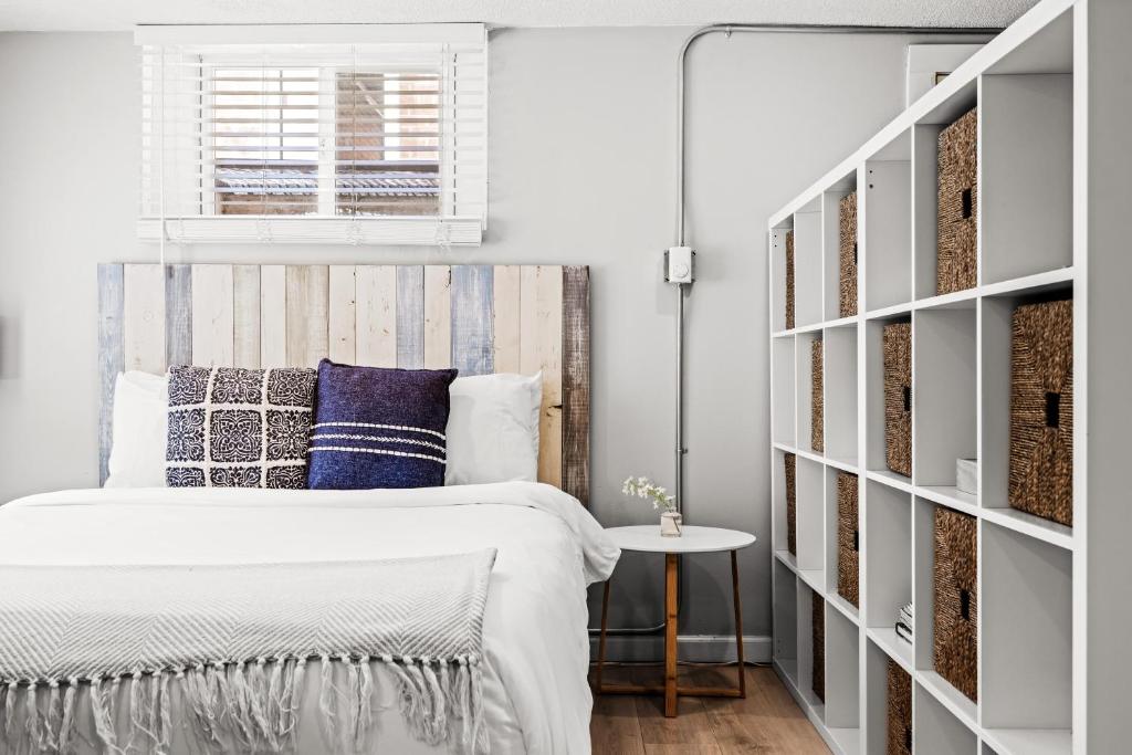 Contemporary Finishes Studio Apt Sloans Lake, Denver Updated 2024
