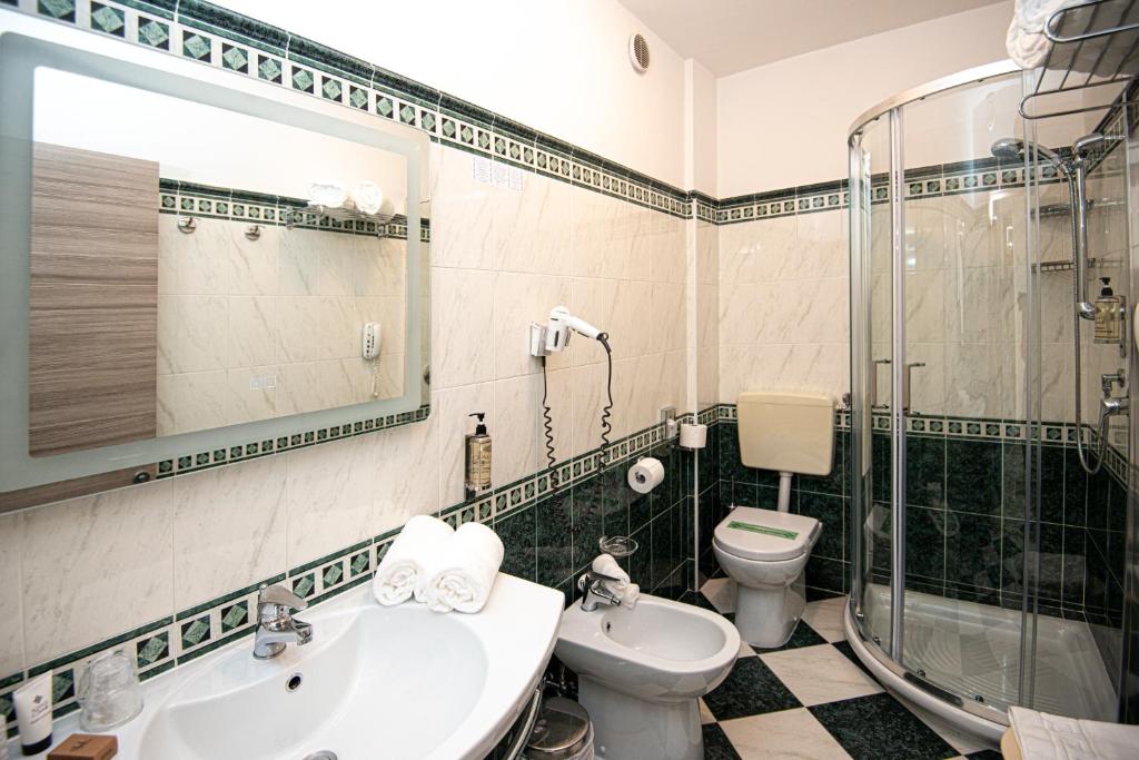 Koupelna v ubytování Hotel Savoy