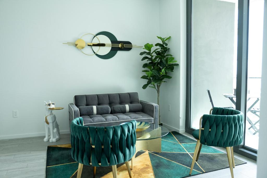 sala de estar con sofá y 2 sillas en Luxury 2'2 apartment brickell downtown en Miami