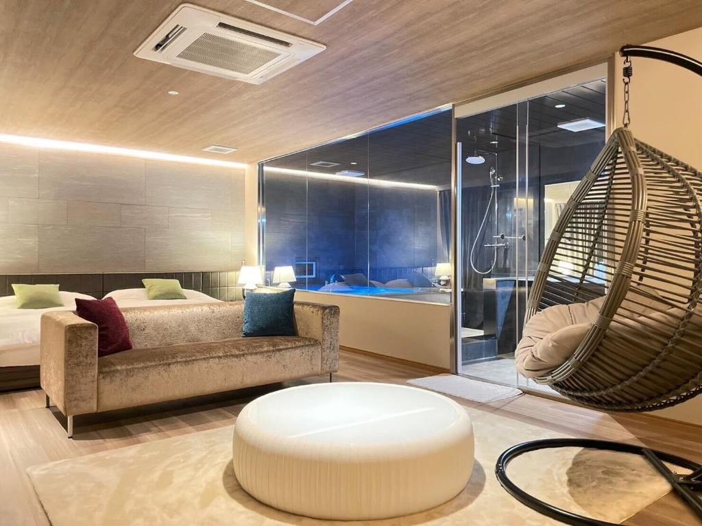 uma sala de estar com uma rede de descanso e um quarto em Yaizu - House - Vacation STAY 14728 em Yaizu