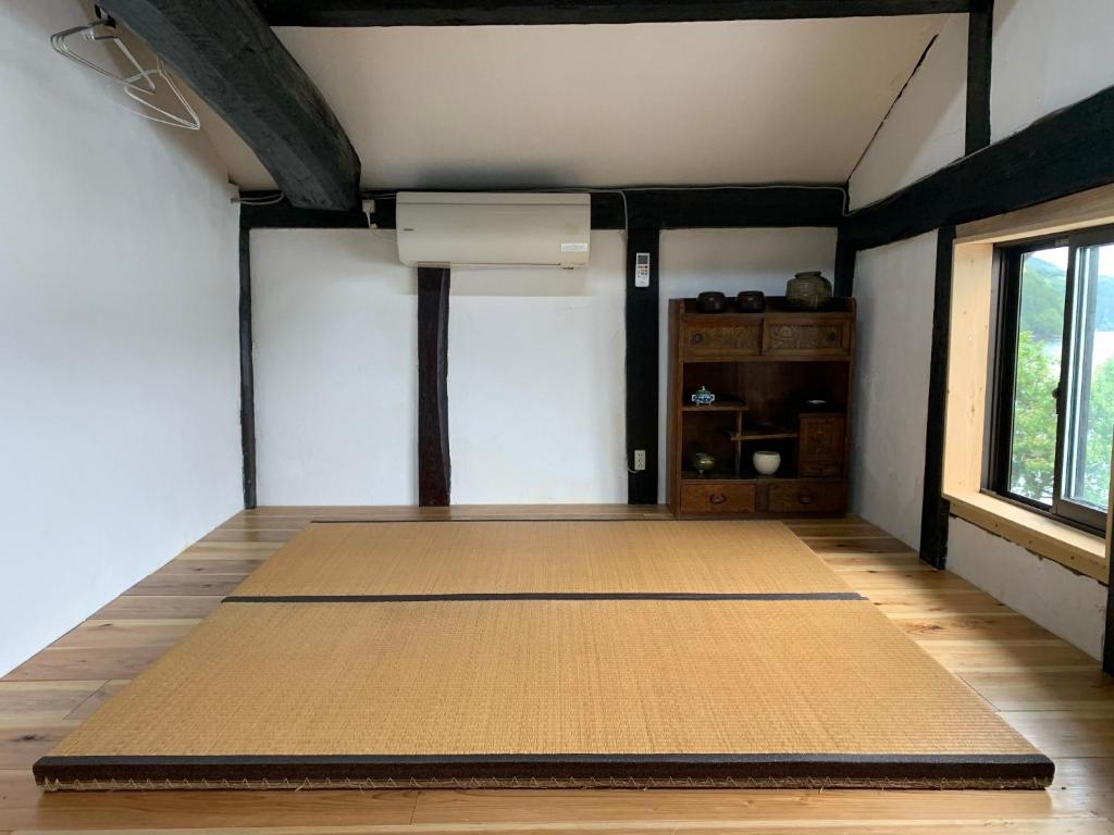 a room with a large rug on the floor at Kosangan - Vacation STAY 66866v in Nagahama