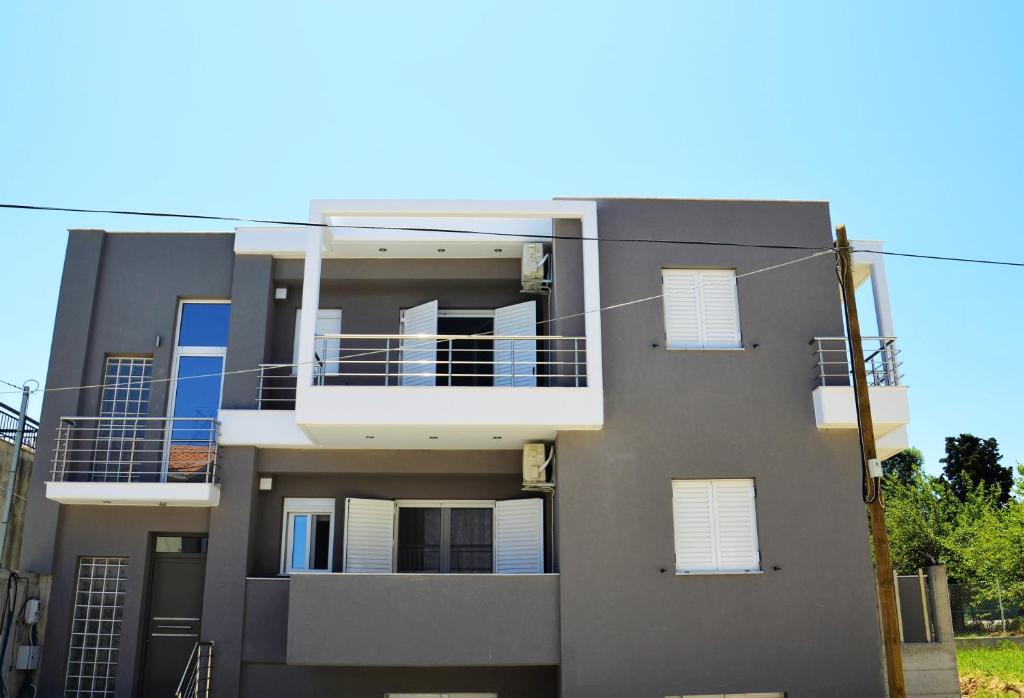 een gebouw met twee balkons aan de zijkant bij Α & D Perikleous Apartments in Kyllini