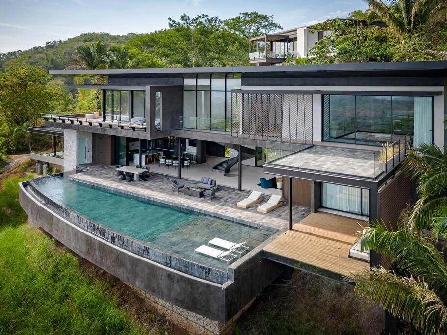 ein Bild eines Hauses mit Pool in der Unterkunft Casa Gaia - New Oceanview Luxury Mansion in Santa Marta