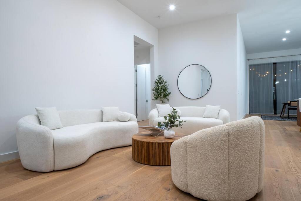 uma sala de estar com dois sofás brancos e uma mesa em New High-End Luxury Pet-Friendly Villa em Los Angeles