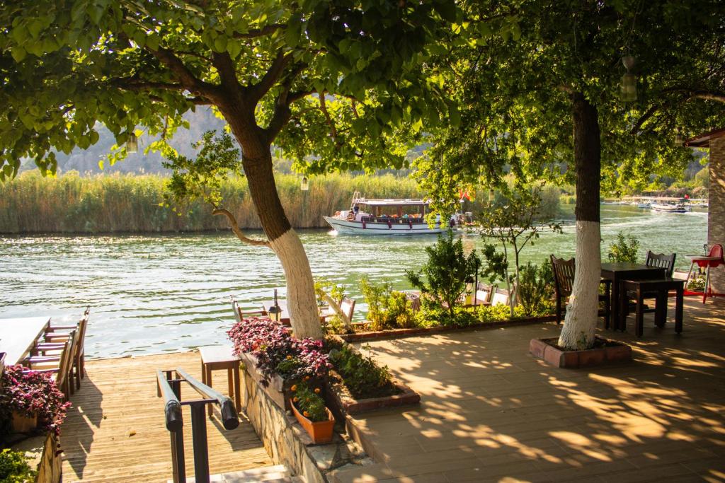 Výhled na řeku, která protéká v blízkosti bed and breakfast