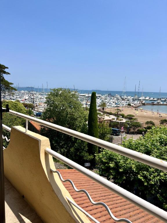 a skateboard ramp on a railing next to a beach at Hotel La Calanque in Mandelieu-La Napoule