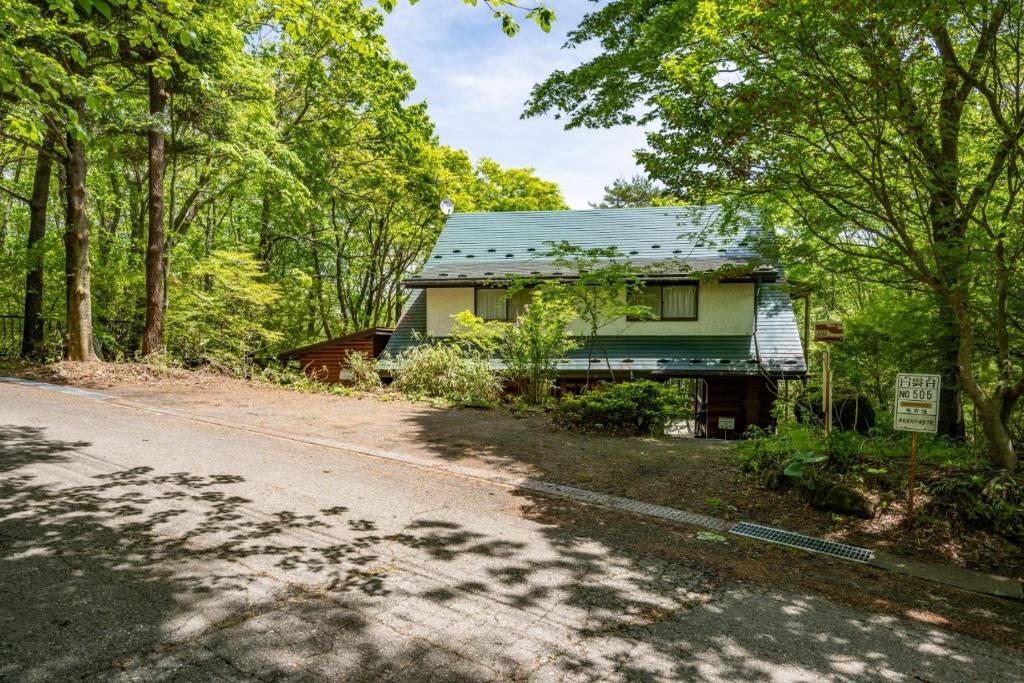 una casa al lado de una carretera en Log house Grazzi - Vacation STAY 70263v, en Nasu-yumoto