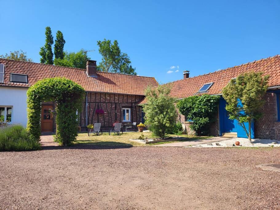 une maison avec une cour et une allée dans l'établissement Studio à 15 minutes des falaises et proche des étangs, à Dargnies