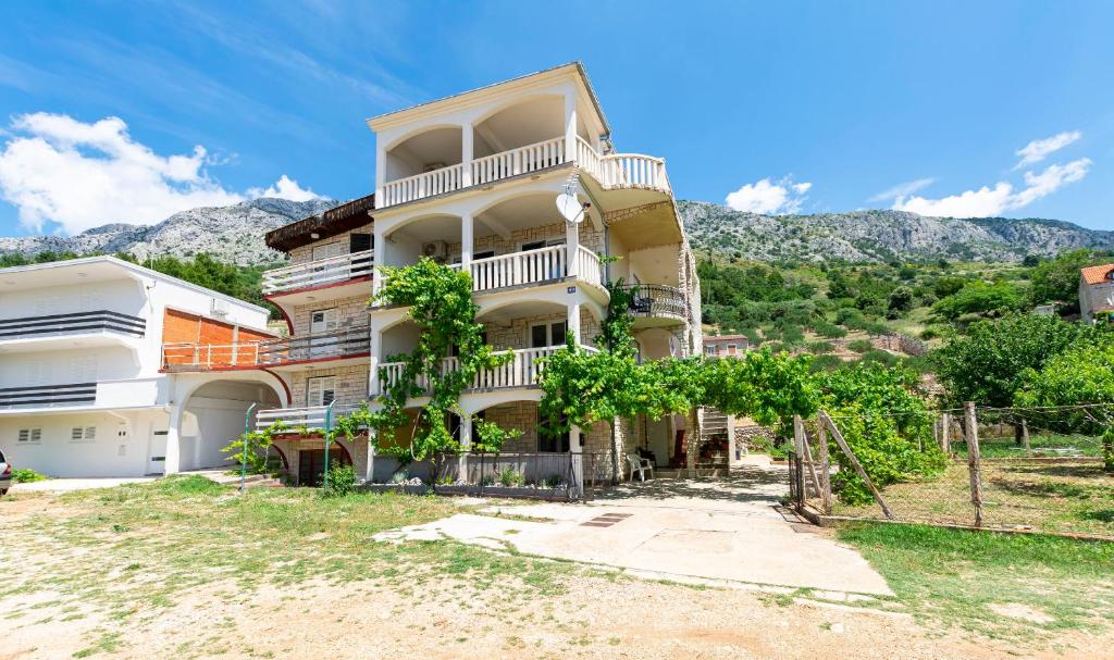 Nespecifikovaný výhled na hory nebo výhled na hory při pohledu z apartmánu