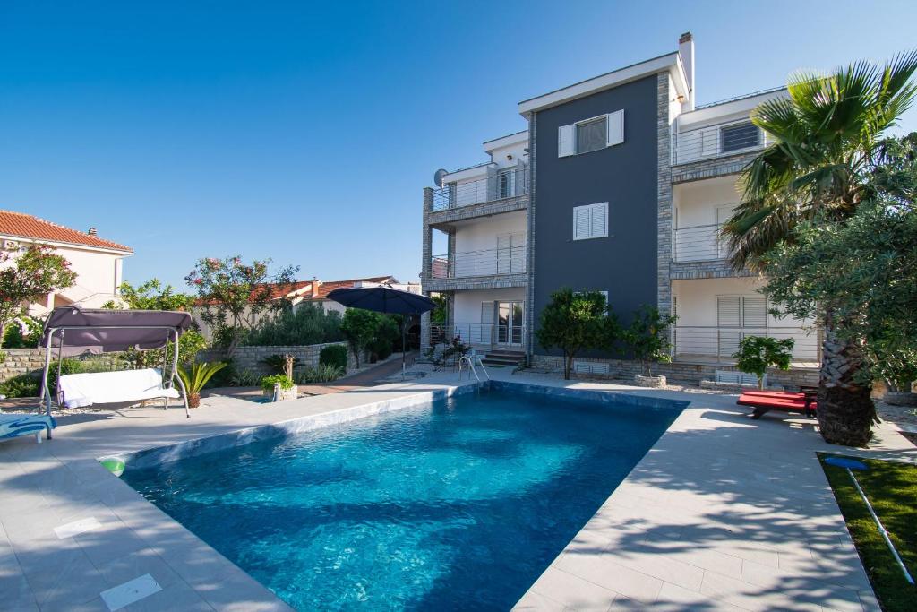 una piscina frente a un edificio en Apartment Villa Zlatna, en Betina