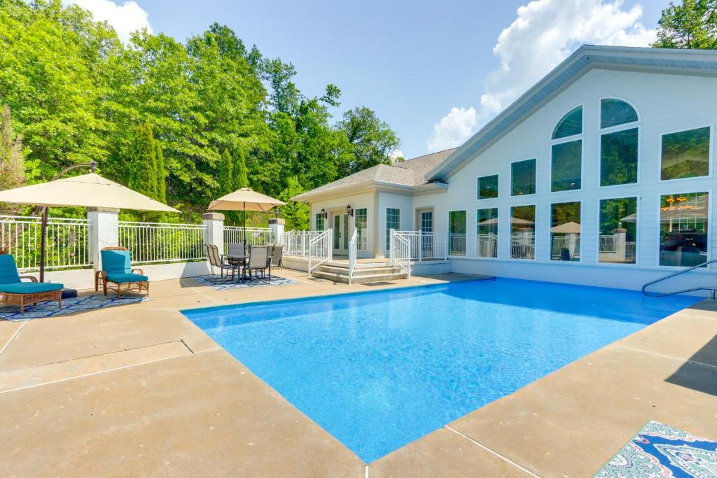 Bazén v ubytování 10-Acre Lakefront Home with Pool, Hot Tub and Dock! nebo v jeho okolí