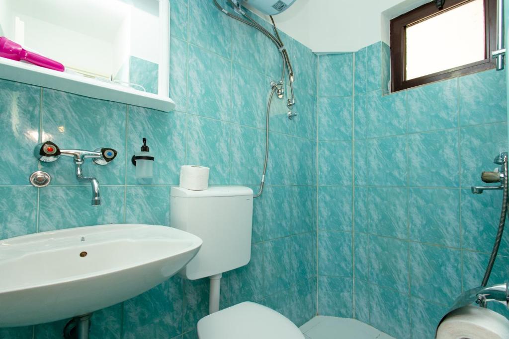 Un baño de Barba Rooms