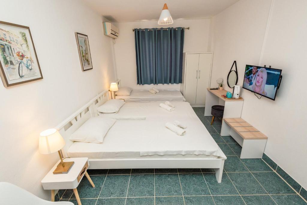 Una cama o camas en una habitación de Barba Rooms