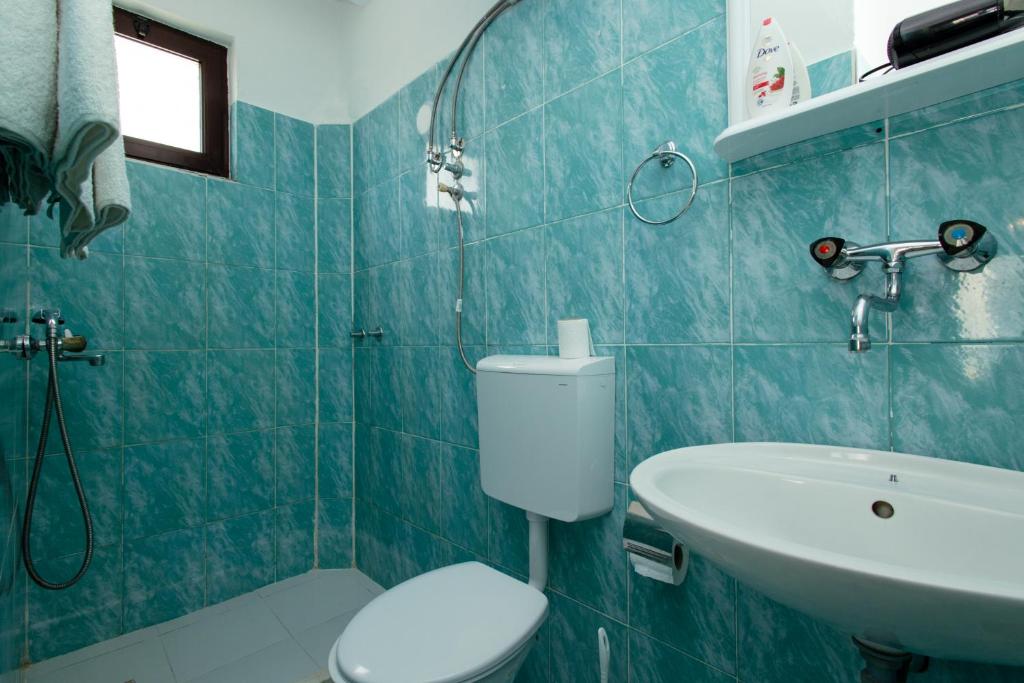 Un baño de Barba Rooms