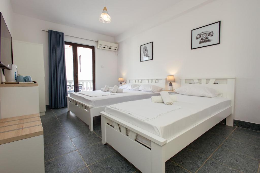 Una cama o camas en una habitación de Barba Rooms