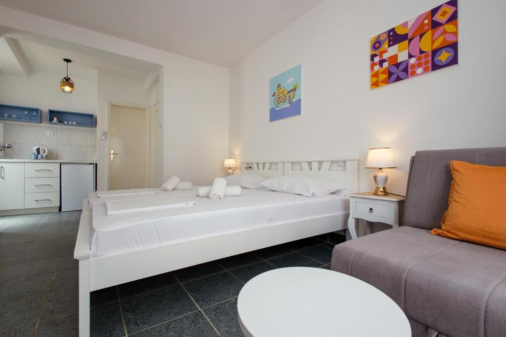 Una cama o camas en una habitación de Barba Rooms