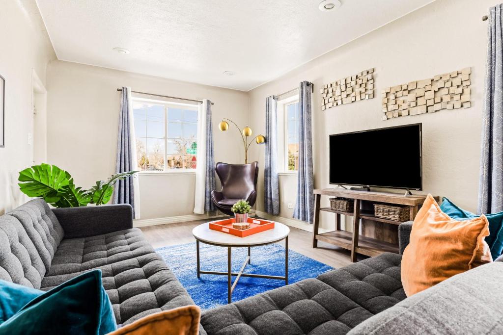 een woonkamer met een bank en een tv bij Stylish City Retreat - King Beds - Walk to Sloans Lake in Denver