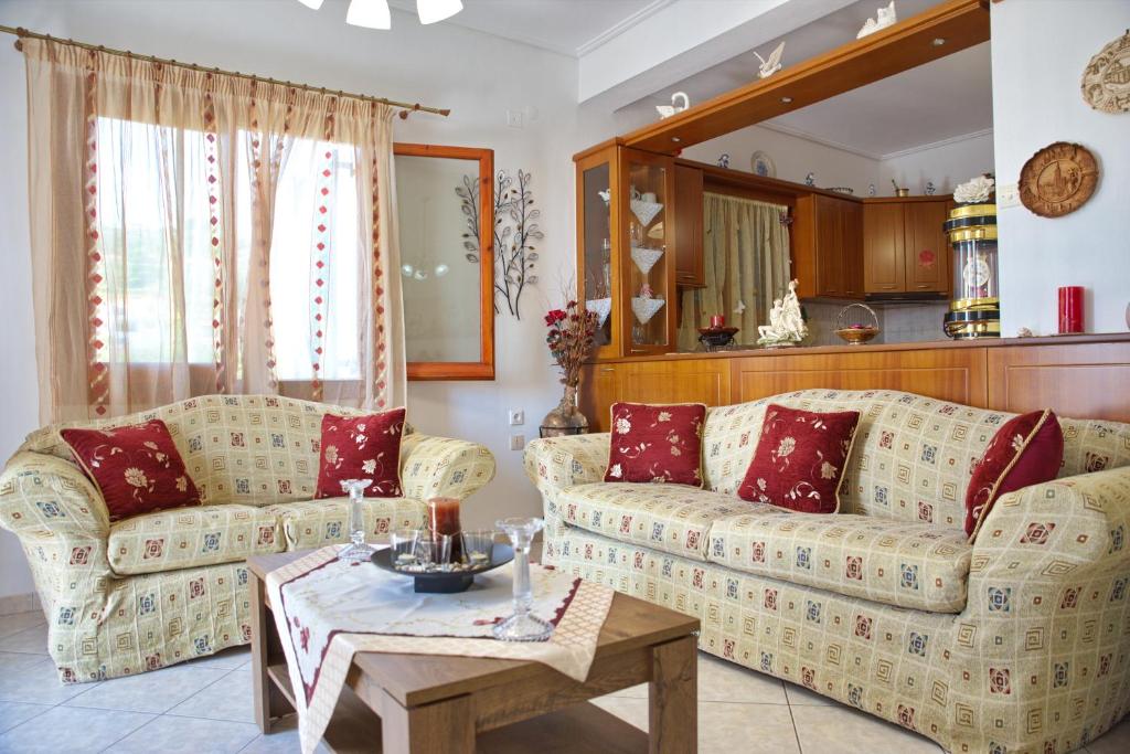 ein Wohnzimmer mit 2 Sofas und einem Tisch in der Unterkunft Magdas house in Alonnisos Altstadt