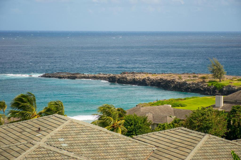 uma vista para o oceano a partir de uma casa em Kapalua Villas Maui em Lahaina