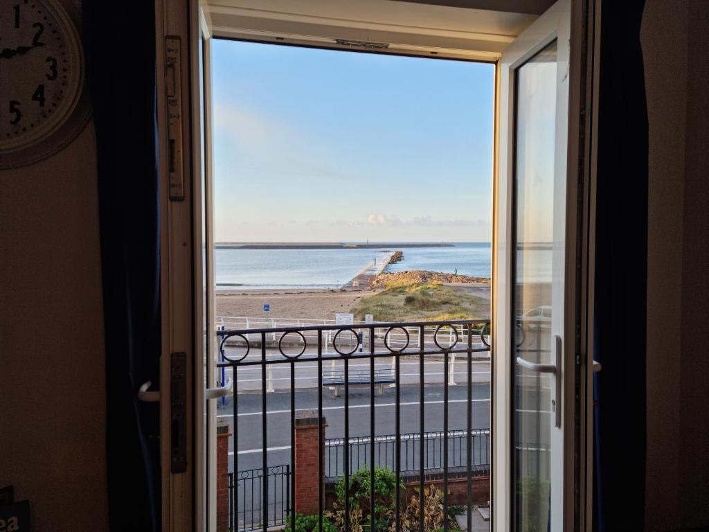 Elle offre une vue sur l'océan depuis sa fenêtre. dans l'établissement Beach View Couples Retreat Aberavon Beach Direct Seafront, à Port Talbot