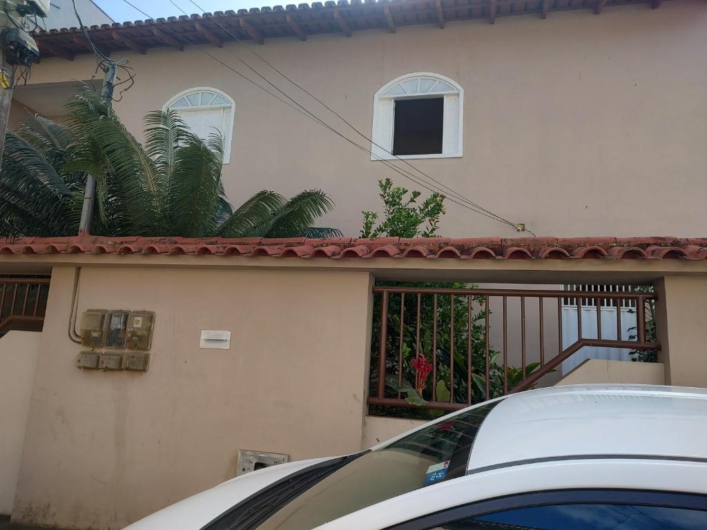 a white car parked in front of a house at 102 Apartamento em Aracruz ES in Aracruz