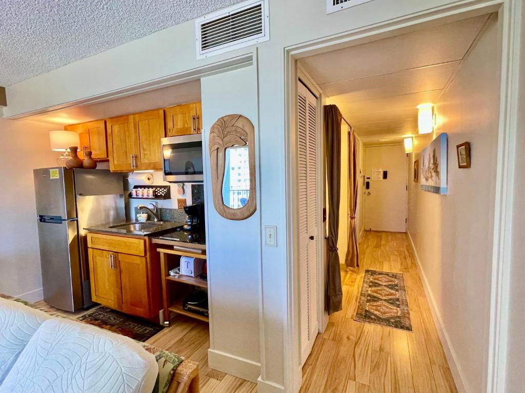 Kuchyň nebo kuchyňský kout v ubytování Jenny's Cottage Waikiki