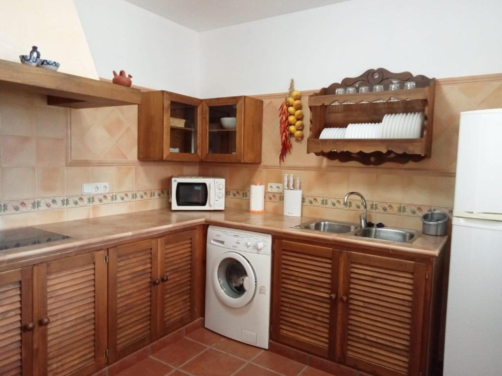 Kuchyň nebo kuchyňský kout v ubytování CASA RURAL VELEFIQuE