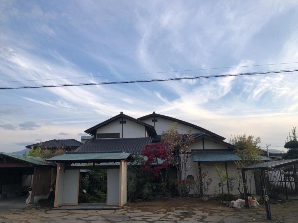 een huis met een dak erop bij Fukuro no Oyado Shinkan - Vacation STAY 59562v in Fuefuki
