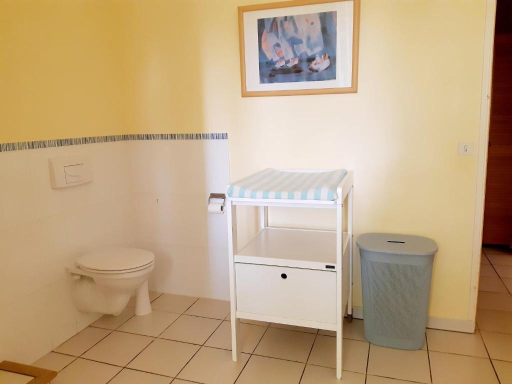 a bathroom with a toilet and a trash can at Magnifique maison de campagne au cœur d&#39;un domaine viticole in Cazouls-lès-Béziers