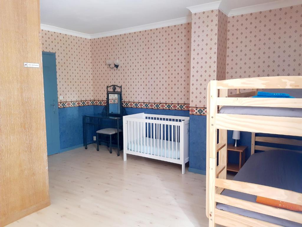 a bedroom with a bunk bed and a crib at Magnifique maison de campagne au cœur d&#39;un domaine viticole in Cazouls-lès-Béziers