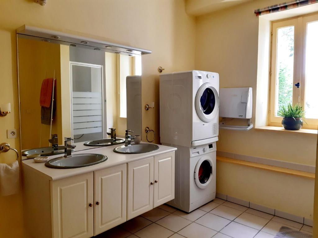 a bathroom with two sinks and a washing machine at Magnifique maison de campagne au cœur d&#39;un domaine viticole in Cazouls-lès-Béziers