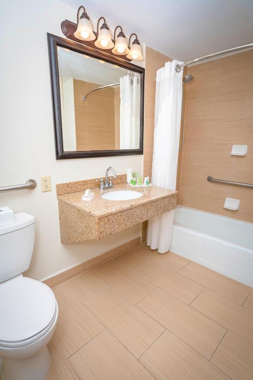 Holiday Inn Mayaguez & Tropical Casino, an IHG Hotel - Queen Room - Tina De Acceso A Discapacitados