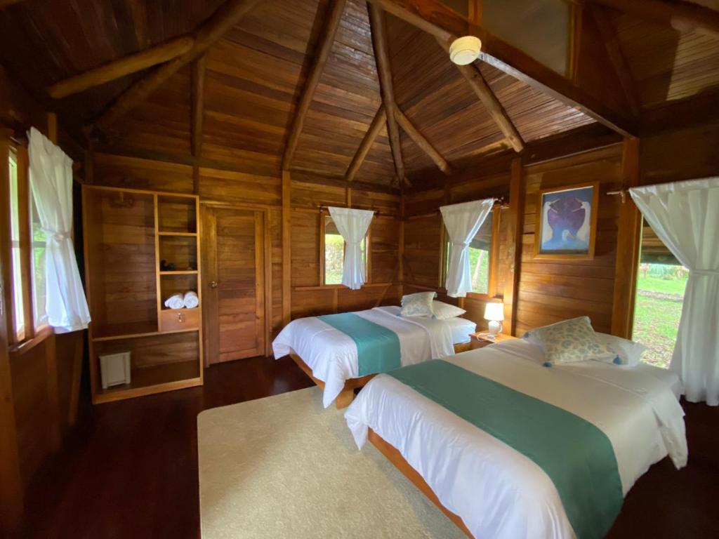Postel nebo postele na pokoji v ubytování Galapagos Cabañas Eden
