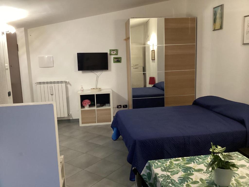 Kleines Zimmer mit 2 Betten und einem TV in der Unterkunft Il nido di Pietro in Verano Brianza