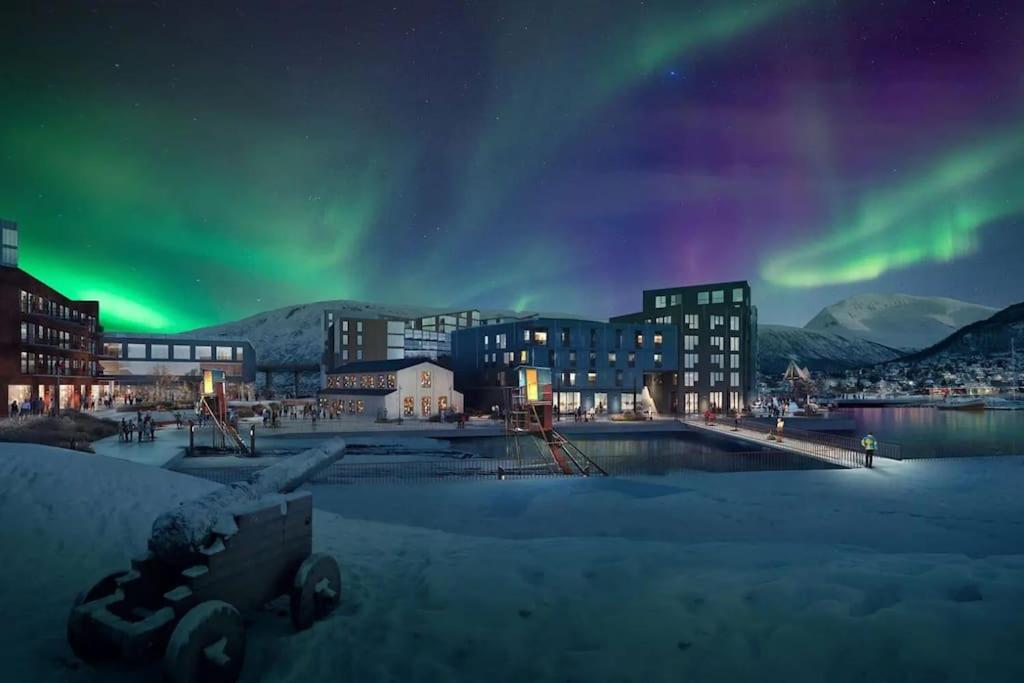 una imagen de una ciudad con la aurora en el cielo en Vervet apartment en Tromsø