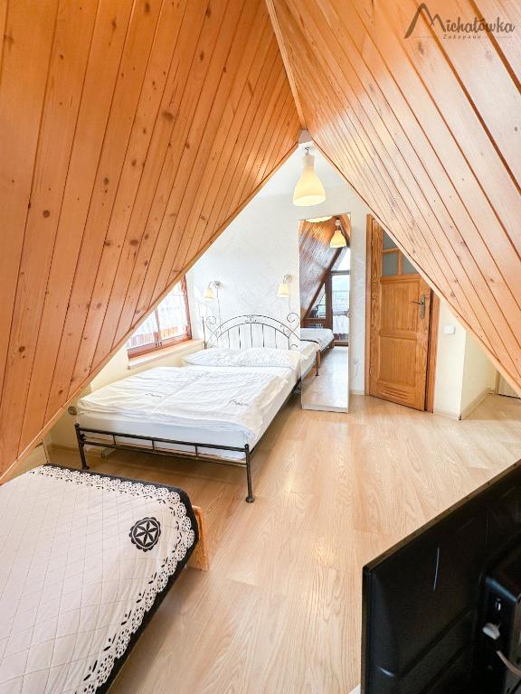 Postel nebo postele na pokoji v ubytování Willa Michałówka Attic