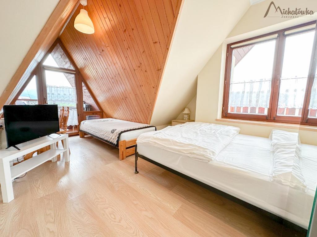 TV a/nebo společenská místnost v ubytování Willa Michałówka Attic