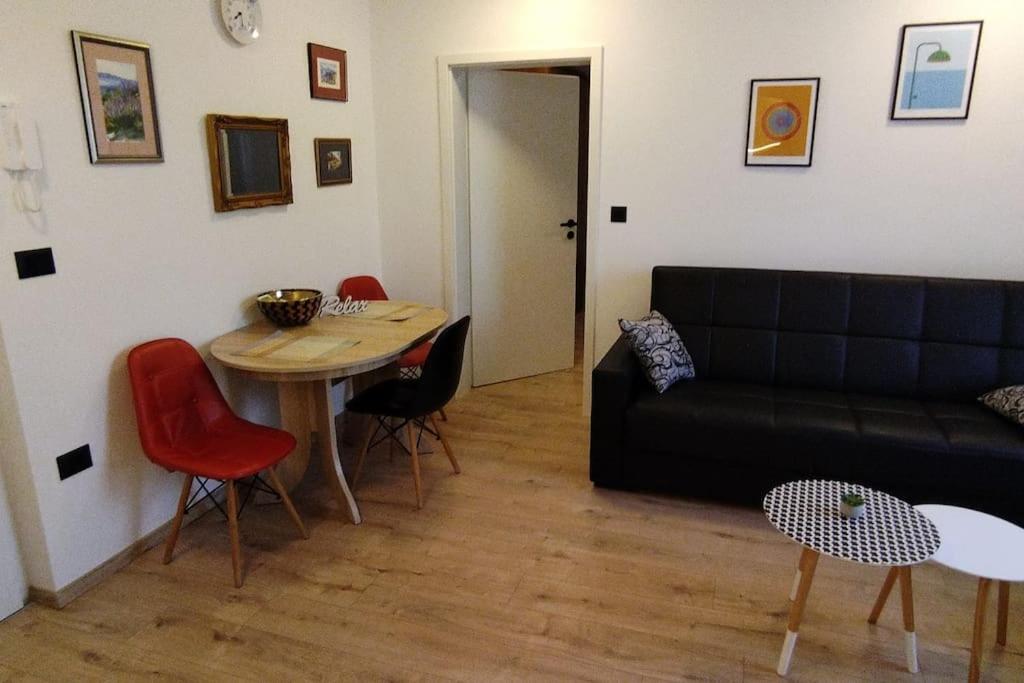 un soggiorno con un divano e un tavolo di Cute Apartment Marla Art close to Center a Pola (Pula)