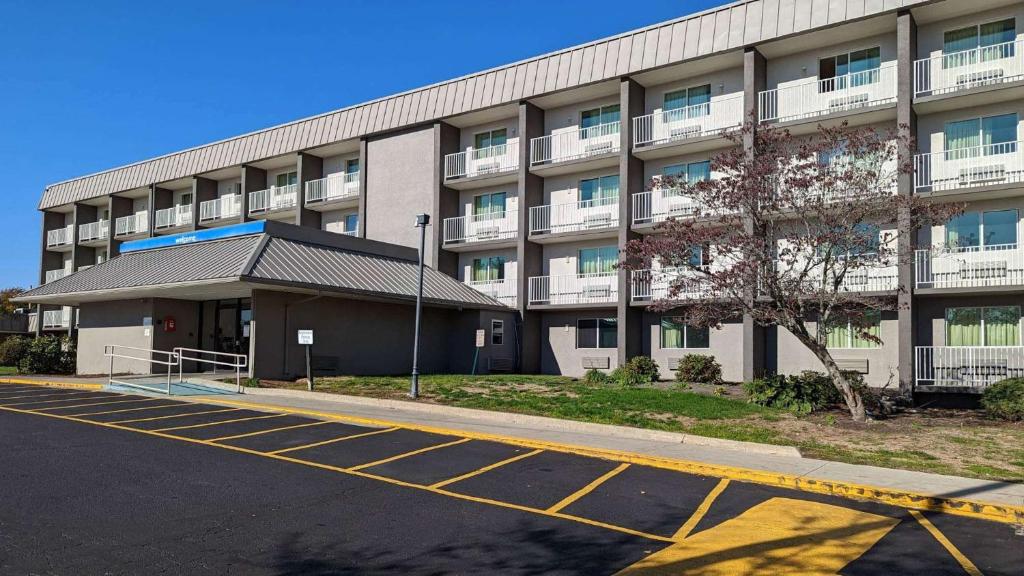 un aparcamiento vacío frente a un edificio en Motel 6-Danvers, MA - Boston North, en Danvers