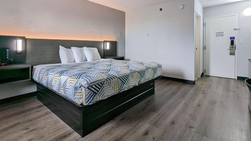 Motel 6-Danvers, MA - Boston North - Kamer Met Kingsize Bed - Niet-Rokers