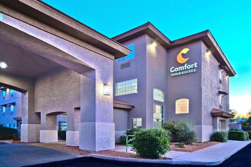 un bâtiment avec un panneau sur son côté dans l'établissement Comfort Inn & Suites Sierra Vista near Ft Huachuca, à Sierra Vista