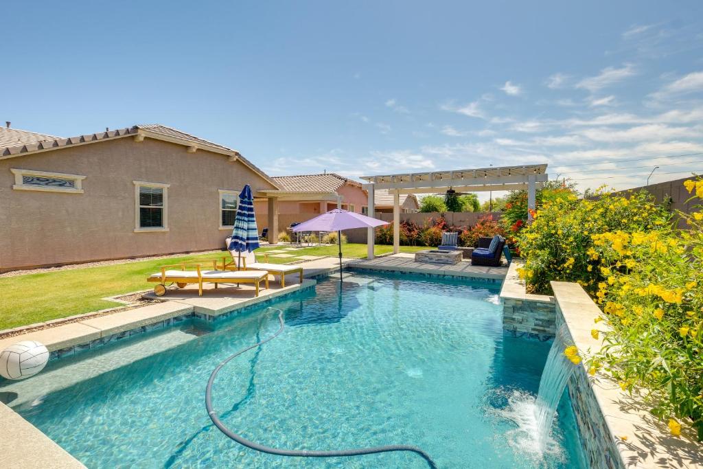 - une piscine en face d'une maison dans l'établissement Chandler Home with Pool, Remote Workers Welcome!, à Chandler