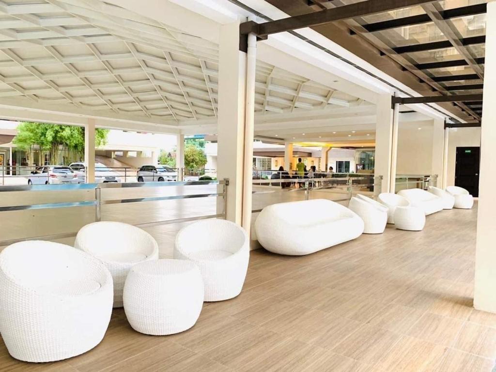 una fila de taburetes blancos sentados en una habitación en San Remo Oasis and Bamboo Bay Condominium, en Mandaue