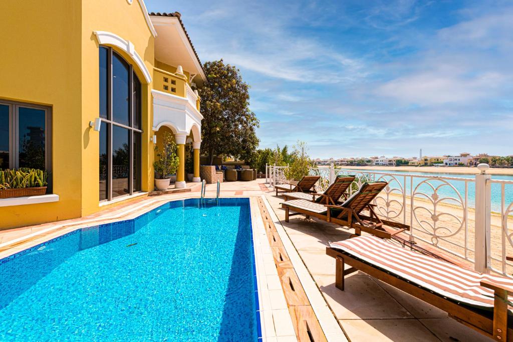 Bazén v ubytování Palm Jumeirah Beachfront Private Villa with swimming pool nebo v jeho okolí