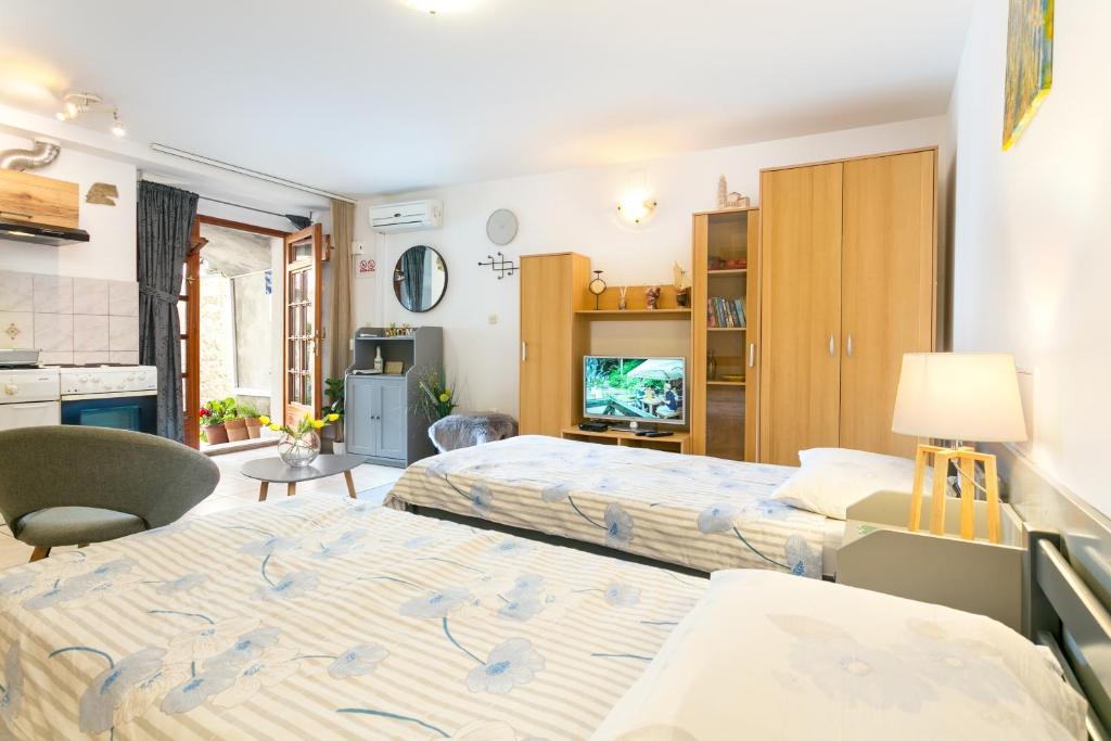 Posteľ alebo postele v izbe v ubytovaní Apartments with WiFi Split - 7596